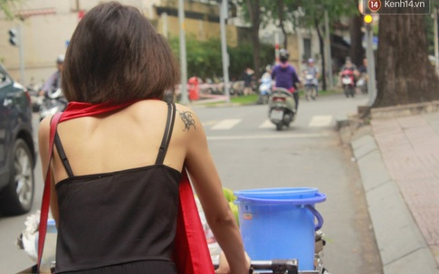 Gặp cô gái "váy đen, khăn đỏ" đẩy xe cho bà cụ bán rong ở Sài Gòn