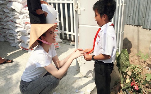 "Nữ hoàng nội y" Ngọc Trinh đội nón lá mặc đồ giản dị khi về quê