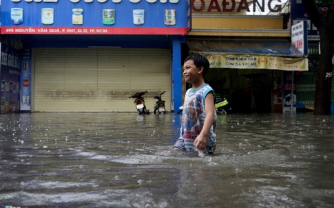 Sài Gòn ngập nặng sau cơn mưa lớn