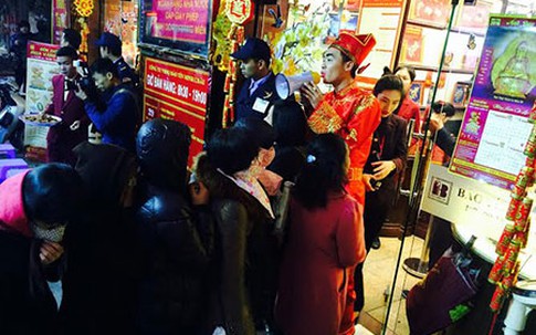 Xếp hàng từ 5 giờ sáng mua vàng Thần tài cầu may