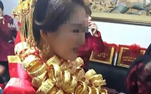 Cô dâu suýt "gãy cổ" vì đeo quá nhiều vàng