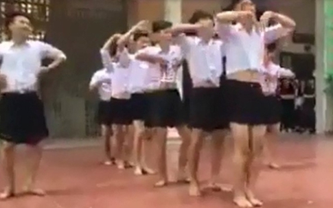 8 nam sinh Hà Nội mặc váy nhảy tại trường học