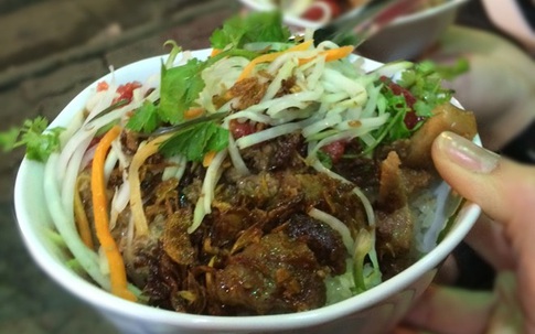 Quán xôi thịt rán khiến khách xếp hàng mỗi đêm