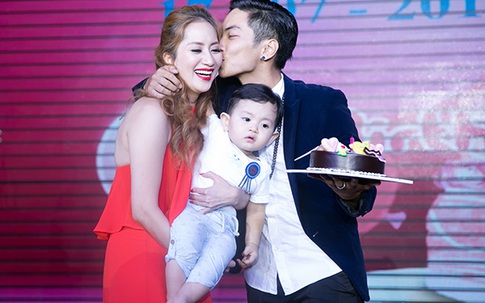 Phan Hiển hôn Khánh Thi trong tiệc thôi nôi con trai