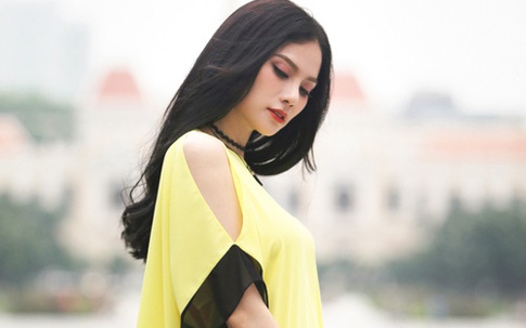 Thu Thủy mảnh mai với váy suông đơn sắc