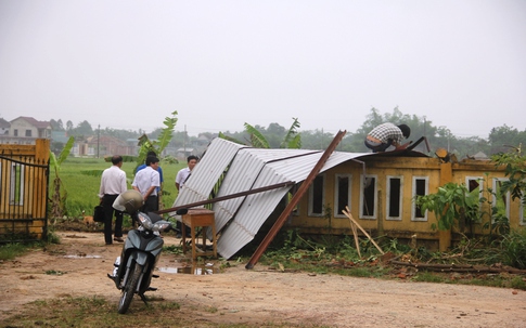 Lốc xoáy 10 phút, cả xã tan hoang