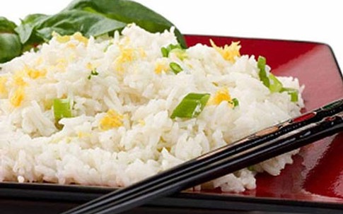 3 sai lầm khi ăn cơm gây bệnh cho cơ thể