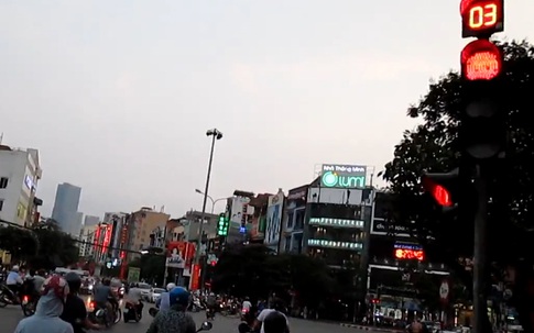 Xem người dân Thủ đô “ăn gian” đèn đỏ