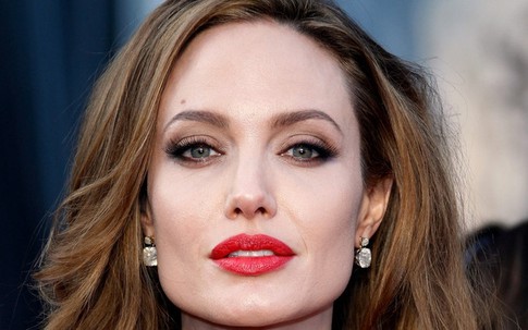 Angelina Jolie ngoại tình với đại gia giàu có trước khi ly hôn với Brad Pitt?