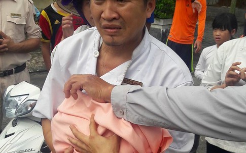 Đà Nẵng: Bé sơ sinh bị bỏ trong thùng rác bên bãi biển