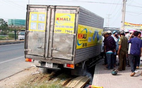 Thấy chồng chết dưới gầm xe tải, vợ ngất xỉu