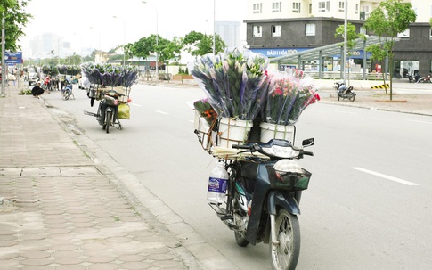 Hoa lấn đường, tràn vỉa hè trong Ngày Phụ nữ Việt Nam