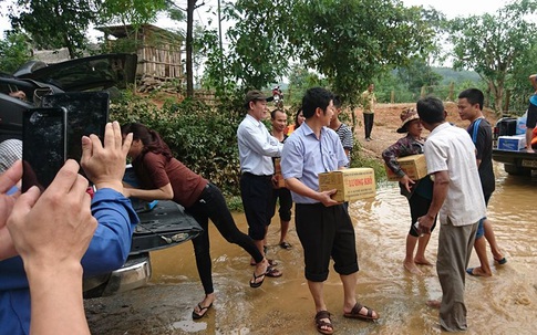Lùm xùm vụ "tranh công" làm từ thiện ở miền Trung sau mưa lũ