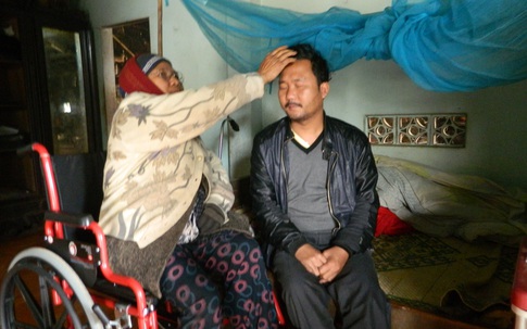 Cả nhà đau ốm, bán hết gia sản vẫn không đủ tiền chữa bệnh