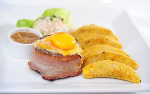 Thịt xông khói cuộn bò bằm đút lò ăn kèm sa kê chiên giòn