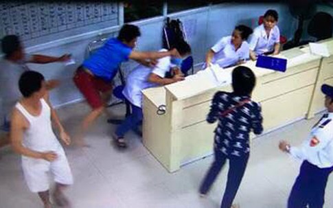 Hà Nội: Trưởng công an phường bị đâm thấu cổ khi giải cứu bệnh nhân