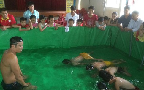 Thầy cô "chế" bể bơi mini cho học sinh