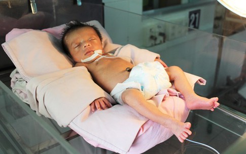 Bé sơ sinh chưa cắt rốn bị bỏ rơi trong bệnh viện