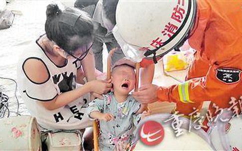 Bé trai 1 tuổi bị kẹt đầu vào xe đẩy, nhân viên cứu hộ chật vật giải cứu