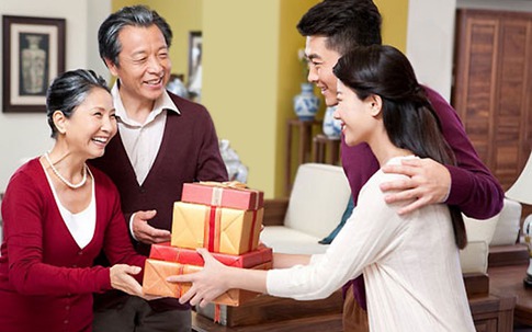 Biếu Tết nhà ngoại gấp đôi nhà nội có sao đâu