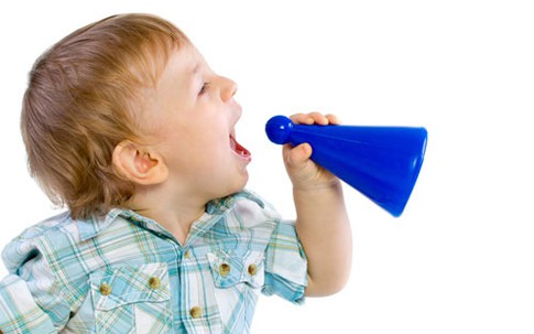 Cách nào để trẻ hết khàn tiếng?