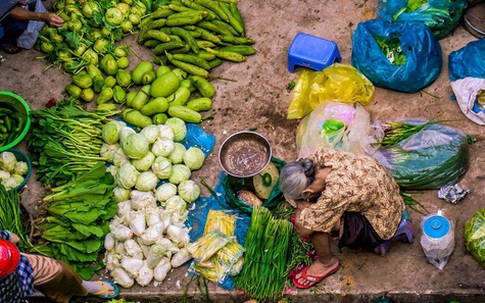 "Cái gục đầu" của bà cụ bán rau giữa chợ Sài Thành khiến đám đông dừng lại