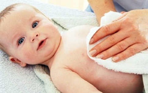Lau mát cách nào để trẻ sốt không bị viêm phổi?