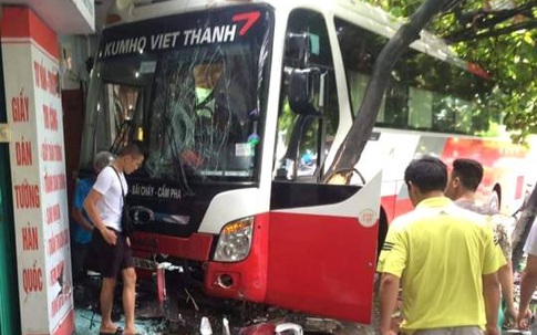 Xe khách đâm trúng cây bàng, nhiều người thoát chết