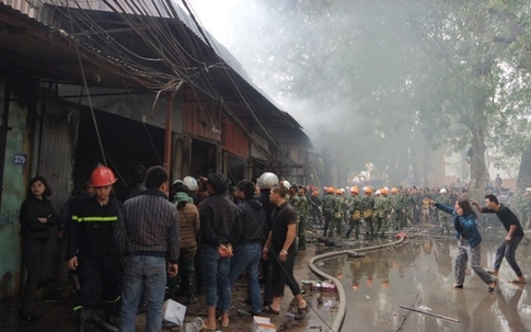 Hà Nội: Đám cháy lớn thiêu rụi nhiều cửa hàng kinh doanh