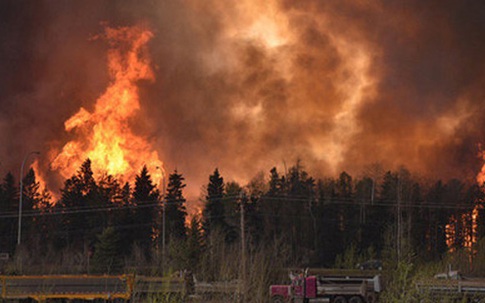 Cháy rừng dữ dội tại Canada, 80.000 người phải sơ tán