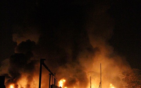 Gần trăm cảnh sát dập đám cháy xưởng nhựa rộng 1.000 m2