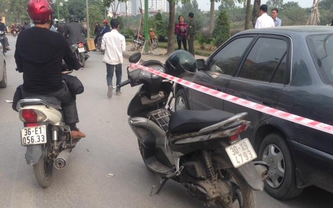 Hà Nội: Kiểm tra xe ô tô đỗ ven đường, phát hiện tài xế đã tử vong