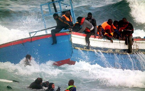 Chìm tàu ngoài khơi khiến 400 người di cư thiệt mạng