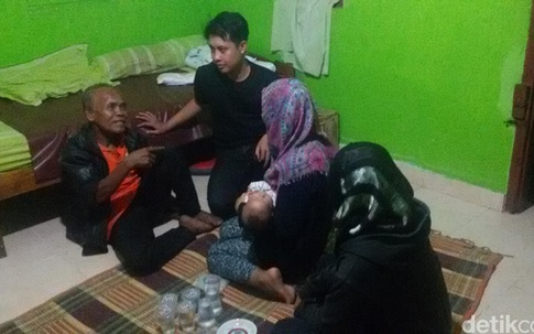 Vợ tự tay chôn cất chồng, một năm sau chồng xuất hiện sừng sững trước cửa