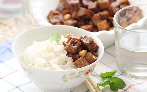 Bữa sáng không nên ăn cơm nguội, thức ăn thừa