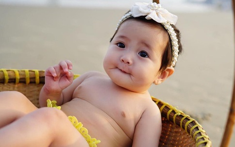 HH Hà Kiều Anh khoe con gái 5 tháng tuổi bụ bẫm đáng yêu