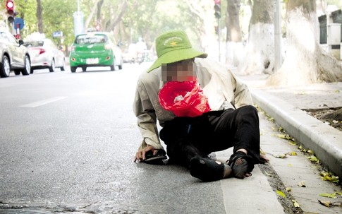 Lao động trẻ em mưu sinh giữa Thủ đô (1): Những độc chiêu của “cái bang”