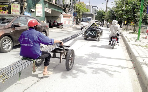 Xe tự chế chở hàng cồng kềnh tái xuất ở Hà Nội