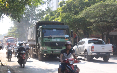 Hà Nội: “Hung thần" xe tải nghênh ngang gây họa