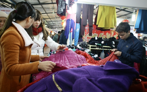 Ùn ùn tới Hội chợ Xuân săn đồ chống rét giảm giá