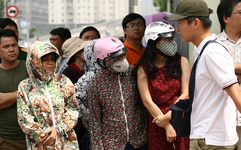 Hình ảnh phụ huynh ngóng sĩ tử thi trường chuyên