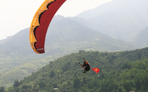 Gần 100 phi công tham gia Festival dù lượn “Bay trên mùa vàng 2016”