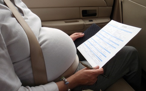 Bà bầu không nên dùng miếng dán chống say xe