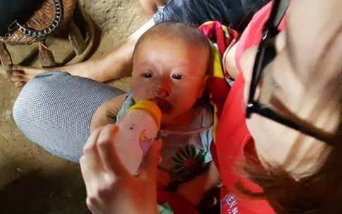 Hoàn cảnh đáng thương của bé trai 4 tháng tuổi sống côi cút với ông nội