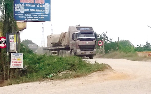 Bắc Ninh: Xe tải trọng lớn tung hoành  trên đê Kênh Vàng