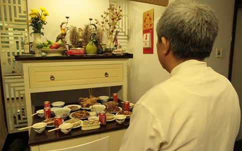 Tân trang bàn thờ gia tiên ngày Tết (2): Sang, sửa bát hương ngày cuối năm sao cho đúng?