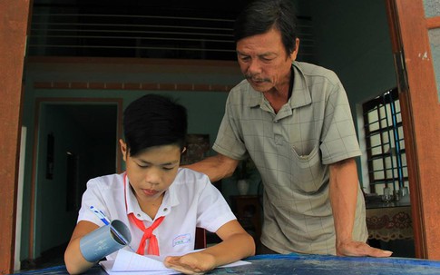 Cậu bé “chim cánh cụt” mơ thành họa sĩ với “bàn tay ống nhựa”