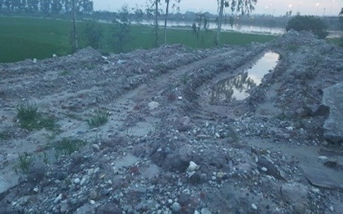 Hà Nội: Ruộng bị bỏ hoang do phế thải xây dựng vùi lấp