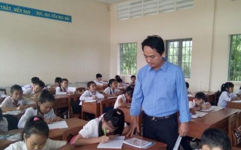 Thầy giáo “nối dài chân” cho học trò nghèo miền biển