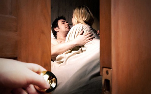 Ứng xử của đàn ông khi bị vợ “cắm sừng” (2): Biến tổ ấm thành địa ngục